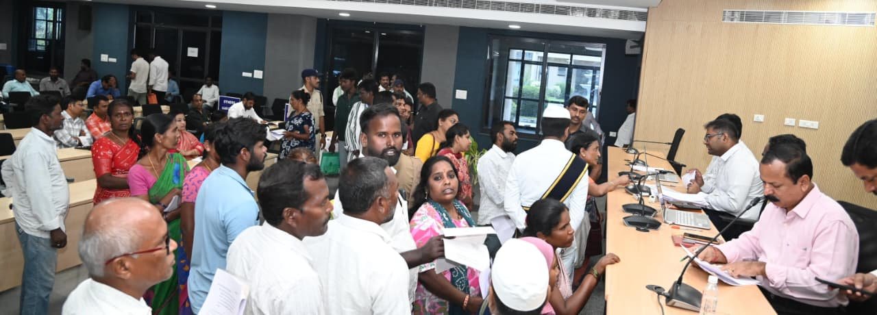 *ప్రజావాణి కార్యక్రమంలో పాల్గొని ప్రజల నుండి దరఖాస్తులు స్వీకరించిన  కలెక్టర్